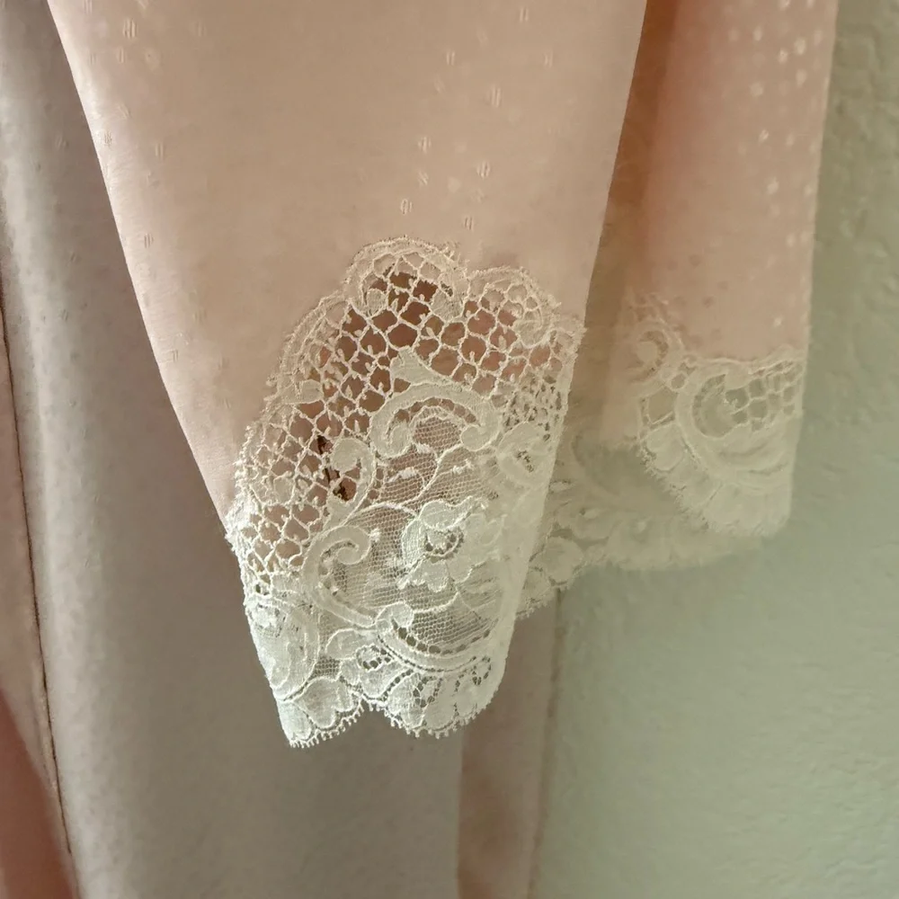 1980s Pretty Pink and Lace Robe Size Petite‎ - Excellent Condition